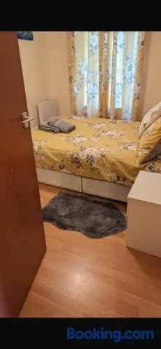 Edinburgh Two Bedrooms Apartment with Free Parking - Image 1