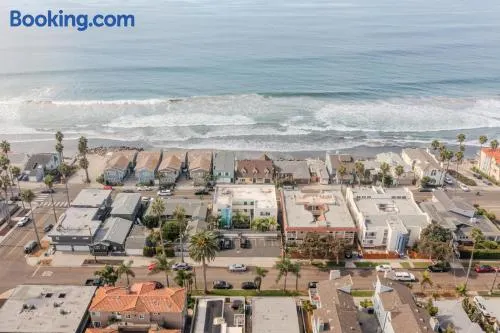 Steps to Beach & Close to Restaurants and Shops - Image 1