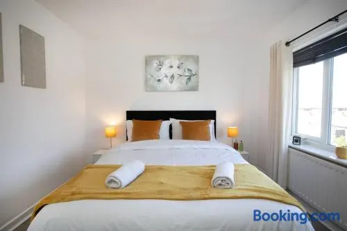 Maltby House, Rotherham for contractors & Families, free private parking, fast wifi, spacious,WIFI etc - Image 1