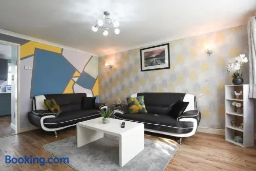 Spacious 4-Bed Family House - Image 1
