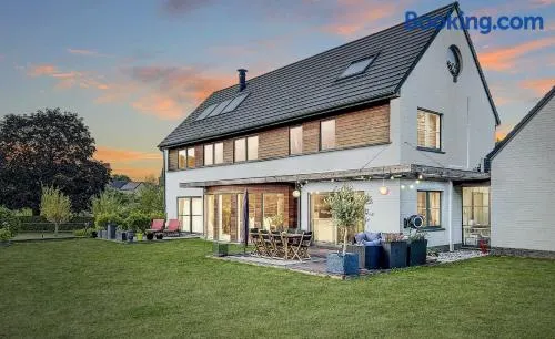 Suite de luxe avec espace salon et balnéo à la campagne - Image 1