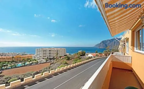 Apartamento en Los Gigantes, Tenerife - Image 1