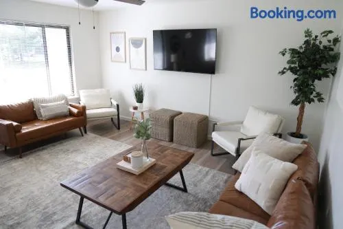 5-BR Serene Retreat Near CLE* Dogs welcome! - Image 1