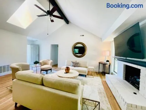 Fayetteville Retreat - Centrally located - Next to Washington Regional Hospital - Image 1