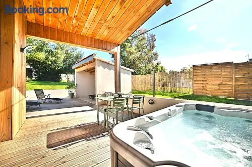 Maison cosy avec spa extérieur et vélos électriques - Image 1