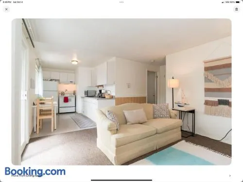 Contemporary, Marine 2Bd/1Ba Apartment C In Kent - Image 1