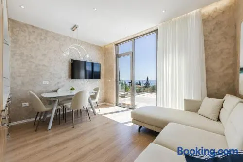 Pearl Coast Drymades Elegant 2BR Apartment by PikHost - Image 1