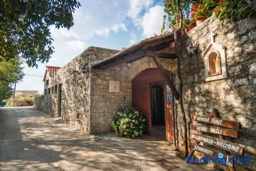 Apartments & Rooms Konoba Tomić - Image 1