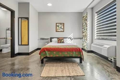 Pet friendly first floor room near Purina Farms - Image 1