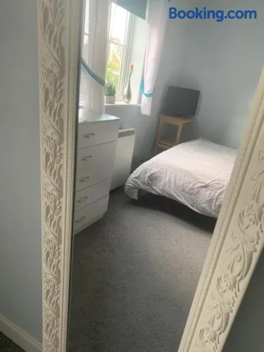 FEMALES ONLY OR Couples for DOUBLE ROOM - near Stonehenge - Image 1