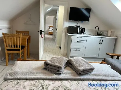 V93C9R0 Stone View Wonderful spacious two bed attic rooms private entrance private bathroom with kitchenette - Image 1