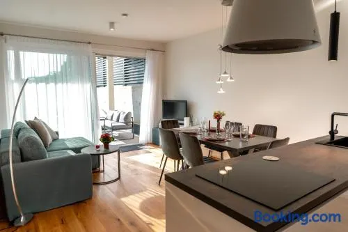 Apartamento con jardín y terraza | Vistas al lago | Adaptado para teletrabajar - Image 1
