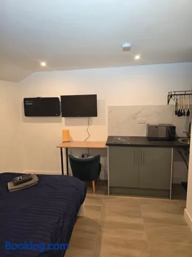 Studio with ensuite bedroom and kitchen - Image 1