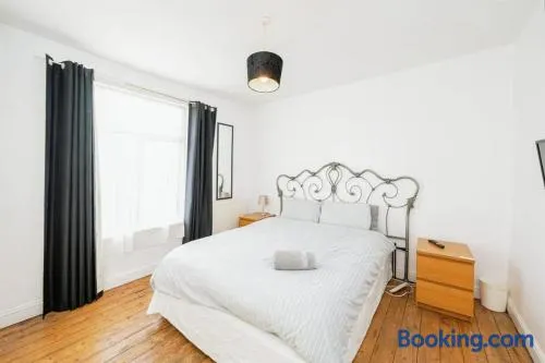 4 Bedroom House For Corporate Stays in Kettering - Image 1
