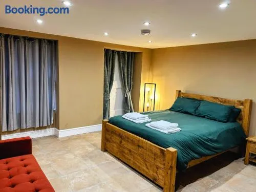 Ground floor, Very central, 2 Bed - Cobbles Apartment - Image 1