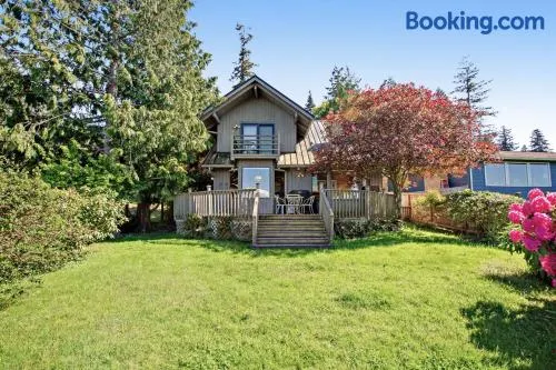 Escape to Saratoga Lodge: Private Dog Friendly Cabin with Sauna Near the Beach and Mountains - Image 1