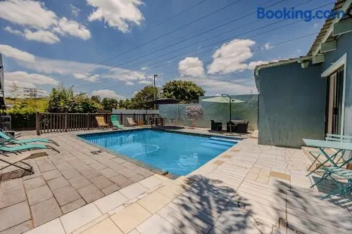 Phindulo Bed and Breakfast - No Loadshedding, Smart TVs & unlimited free fibre wifi - Image 1