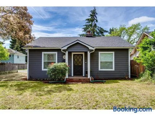 Charming 2 bedroom house 1 mile from U of O - Image 1