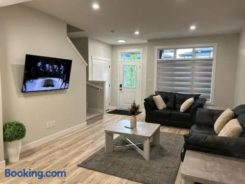 Stylish 3 bedroom home in Regina - Image 1