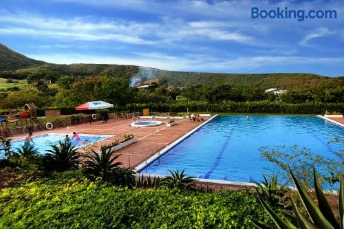 Casa privada "Encanto" Vacacional Piscina y BBQ en Anapoima con Smart TV, 3 Habitaciones 3 Baños Wifi - Image 1