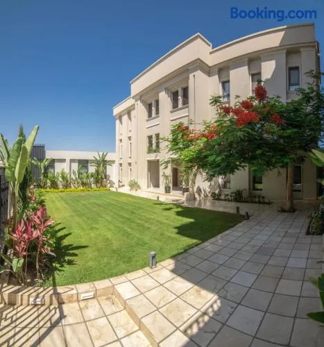 The Avenue - Image 1