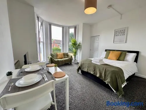 THE SPRINGFIELD SUITE - ONE BEDROOM APARTMENT - KIDDERMINSTER CENTRAL - SLEEPS 3 GUESTS - PARKING INCLUDED - WEST MIDLANDS SAFARI PARK LOCATIOn - Image 1