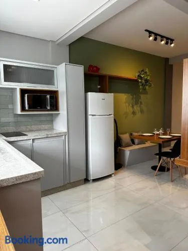 Studio com Garagem, Térreo com Acesso privativo e WIFI, a 5 Minutos do Centro - Image 1