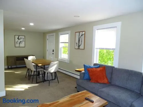 Comfortable Renovated 3 Bed Apartment - Image 1