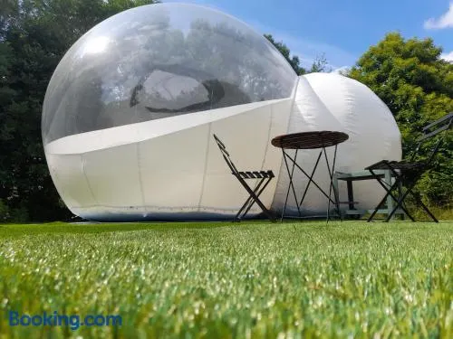 Nuit insolite dans une bulle avec jacuzzi privatif - Image 1