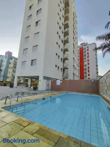 Apartamento com Piscina a 9 Minutos a Pé da Praia! - Image 1