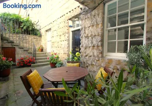 City Centre New Town 2 Bedroom Flat - Image 1