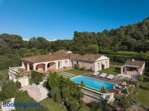 Cannes, splendide villa dans un domaine privé - Image 1