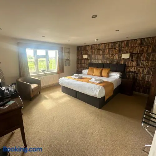 Waveney Inn & Hotel - Image 1