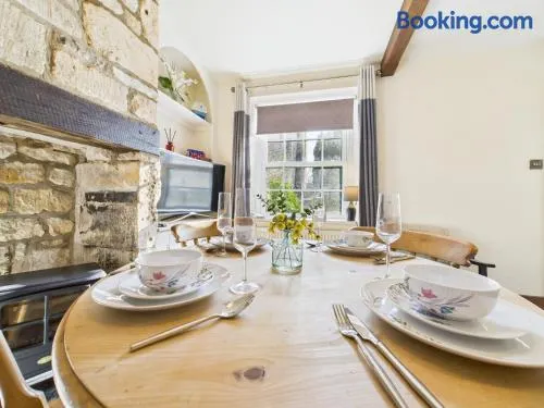 Romantic Cottage in the Cotswolds with Private Parking and WiFi - Image 1