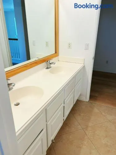 Spacious Master Suite Private Bath Walk-In Closet - Image 1