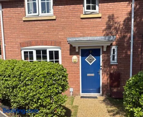 3 Bedroom House Sleeps 5 -Private Garden -Parking - Image 1