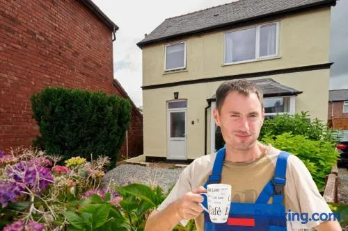 Maintenance, Transport, Medical Teams Bargain, 3 Bed Detached House, Mold, Sleeps 1 to 5 - Image 1
