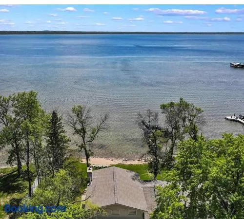 Life Is Good Lodge lakefront with sandy beach - Image 1