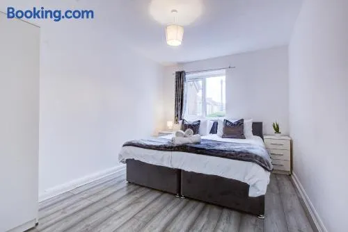 Spacious 2 Bed Apartment South London - Image 1