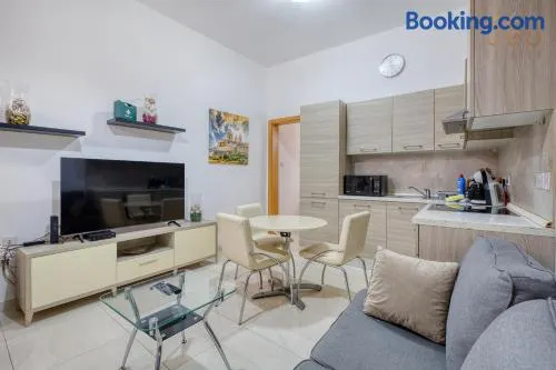 Cosy 2BR Maisonette with Balcony & AC in Pietà - Image 1