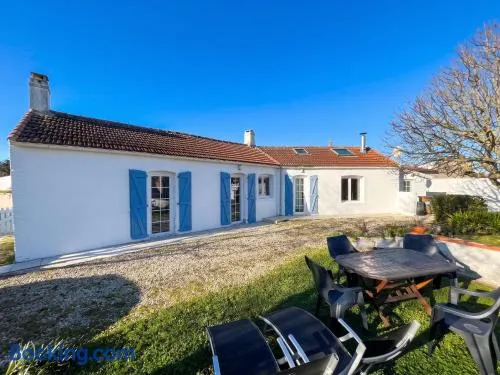 Maison familiale accueillante à Saint-Michel-en-l'Herm avec jardin - Image 1