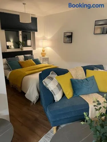 New homely studio free parking near Kingston - Image 1