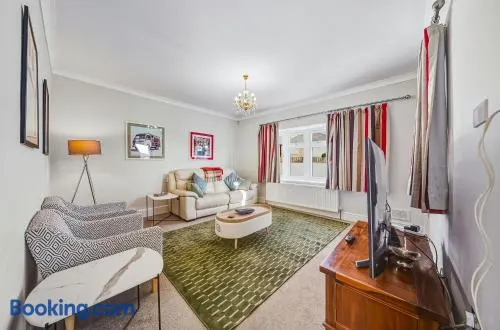 Nancy's 3 bedroom house near Heathrow Airport - Image 1