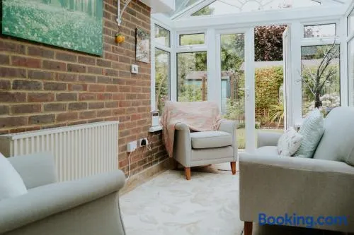 Perfect Booking 3 Bed Home with Beautiful Garden - Image 1