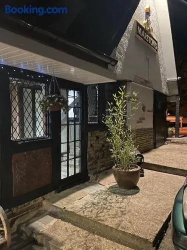 Chequers Country Inn - Image 1