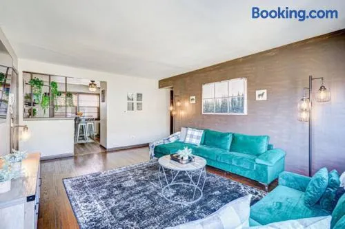 Top Rated Condo •King Bed • Safe Historic Location - Image 1