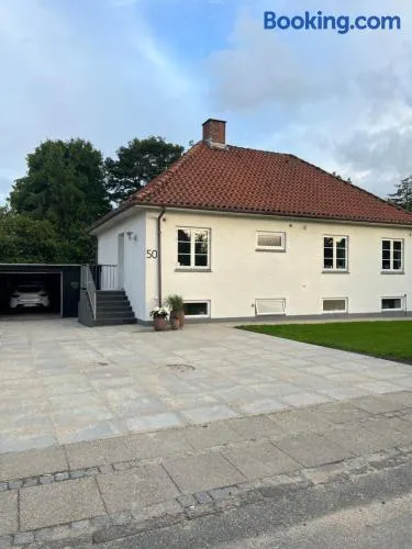 To værelser med dobbeltsenge tæt på E45 og banegården i Rødekro Værelserne deler bad Kælderværelser med egen indgang - Image 1