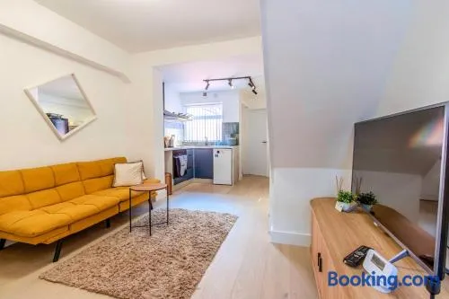 Modern 3-Bed House Close to Anfield Stadium - Image 1