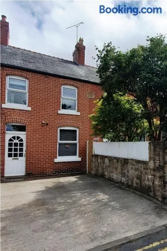 Entire town house with free parking - Image 1