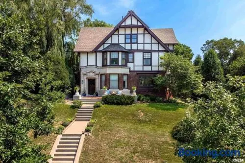 Historic Tudor with River Views & Fun Gaming Room - Image 1